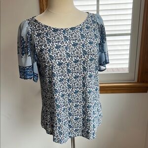LUCKY BRAND / Floral Blue and White Women's Top / MEDIUM